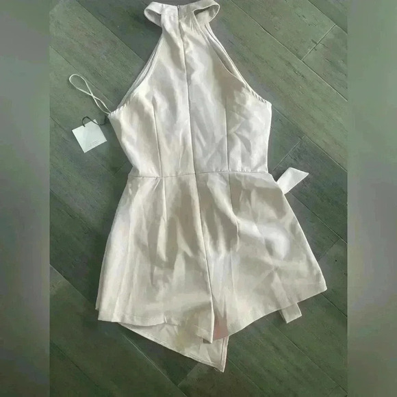 Superdown Gigi Tie Waist Romper NWT - Picture 3 of 5